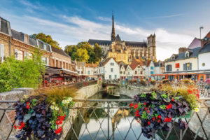 Conciergerie Airbnb Amiens - Vue panoramique sur le quartier Saint-Leu avec ses canaux et la Cathédrale Notre-Dame en arrière-plan